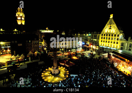 Francia Nord Lille la Braderie de Lille (accozzaglia di vendita) Grand' Place (Grand' Place) con l'edificio dal quotidiano La Voix Foto Stock