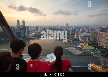 Gli ospiti si affacciano sulla skyline di Singapore dal ponte di osservazione della Marina Bay Sands SkyPark. Il Marina Bay, Singapore Foto Stock