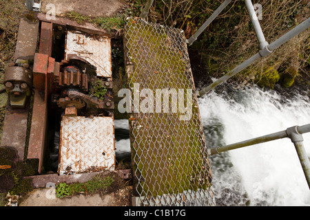 Dettaglio del meccanismo di stramazzo per sollevamento weir gate sulla navigazione itchen Foto Stock