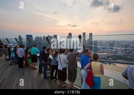 Gli ospiti si affacciano sulla skyline di Singapore dal ponte di osservazione della Marina Bay Sands SkyPark. Il Marina Bay, Singapore Foto Stock