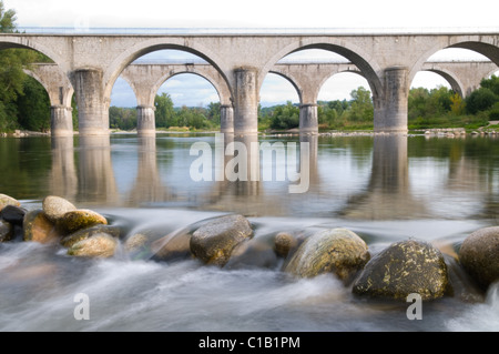 Bel ponte che attraversa il Ardeche in Francia Foto Stock