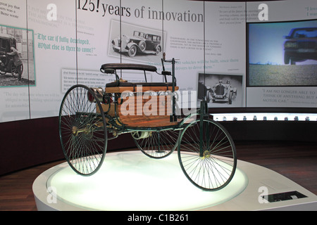 Benz Patent Motor Car modello 1 (1886), Mercedes-Benz World, Brooklands, Weybridge, Surrey, Inghilterra, Gran Bretagna, Regno Unito, Europa Foto Stock