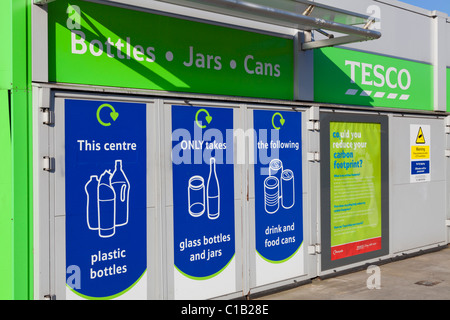 Area di riciclaggio in un locale supermercato Tesco carpark Inghilterra GB UK EU Europe Foto Stock