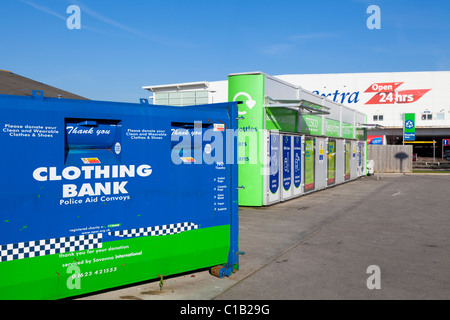 Banca di abbigliamento nella zona di riciclo di un supermercato locale Inghilterra GB UK EU Europe Foto Stock