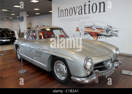 Mercedes-Benz 300SL "Gullwing" Coupé (1955), Mercedes-Benz World, Brooklands, Weybridge, Surrey, Inghilterra, Gran Bretagna, Regno Unito, Europa Foto Stock