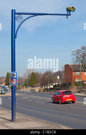 Velocità media fotocamera sul Nottingham Ring Road con 30mph segni Nottinghamshire Inghilterra GB UK EU Europe Foto Stock