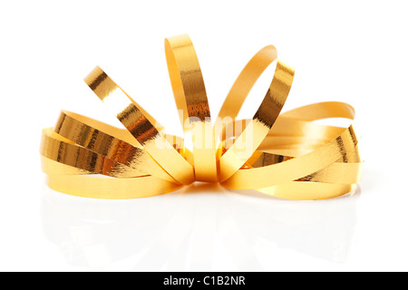 Golden streamer su sfondo bianco Foto Stock