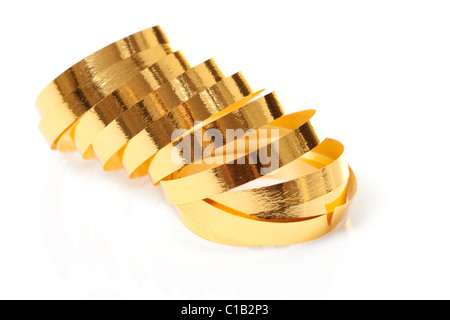 Golden streamer su sfondo bianco Foto Stock