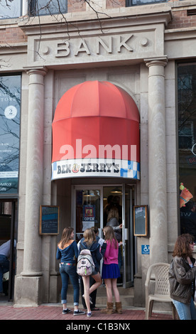 Un bank building, convertito in un gelato Ben & Jerry parlor Foto Stock