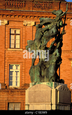 Francia, Tarn et Garonne, Montauban, un Bourdelle la scultura di fronte al museo di storia naturale Foto Stock