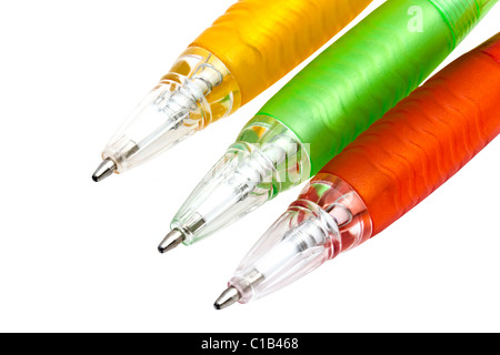 Colorato di penne a sfera closeup su sfondo bianco Foto Stock