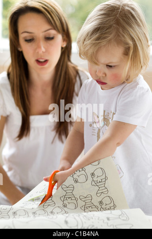 Bambino utilizzando delle forbici Foto Stock