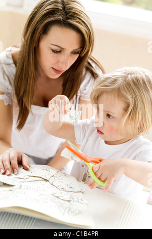 Bambino utilizzando delle forbici Foto Stock