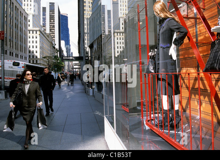 New York City elegantemente, vestita, donna di mezza età, con borse per lo shopping, vetrine della Fifth avenue a pochi passi dai negozi Dior e Chanel. STATI UNITI Foto Stock