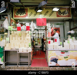 Negozio di formaggi in il Bazaar delle spezie e quartiere di Istanbul in Turchia. Foto Stock