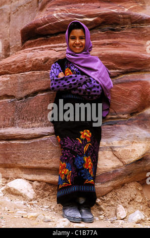 Giordania Petra, giovane beduino davanti alla facciata di tombe in al di fuori di Siq Foto Stock