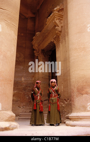 Giordania Petra, il Khazneh ( il Tesoro) soldati della Legione araba Foto Stock