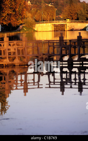 Francia e Lot et Garonne, Agen, fiume Garonne canale laterale, ponte sul canale di bloccare Foto Stock