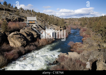 Una vecchia stazione di potenza sul fiume Deschutes vicino Clines Falls, Oregon Foto Stock