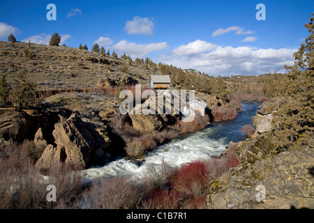 Una vecchia stazione di potenza sul fiume Deschutes vicino Clines Falls, Oregon Foto Stock