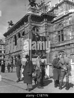 VIENNA 1945 Rosso soldati dell esercito guardia accanto a un poser di Stalin al di fuori della Opera House Foto Stock