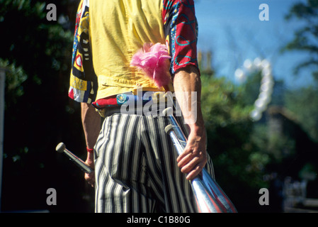 Vista posteriore di esecuzione di clown su palafitte con club di giocoleria, Traquair Fair Foto Stock