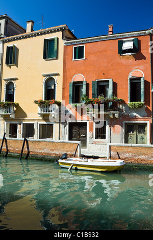 Canali e barche a Venezia, Italia Foto Stock