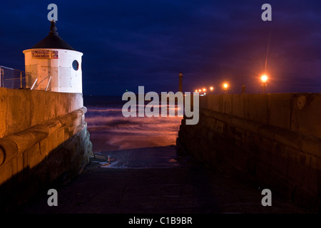 Luci del porto a Whitby nel North Yorkshire Foto Stock