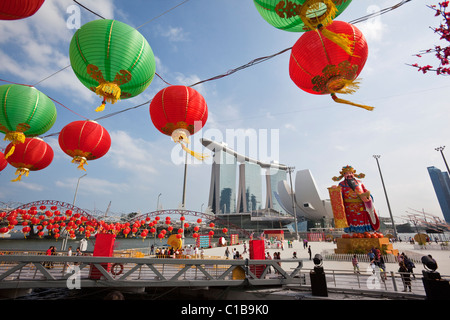 Fiume Hongbao decorazioni (per il nuovo anno cinese) e il Marina Bay Sands Hotel. Il Marina Bay, Singapore Foto Stock