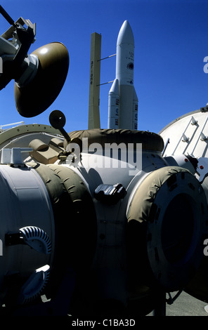 Francia, Haute Garonne, Toulouse, Cite de l'Espace (Space Center), stazione Mir e full-sized razzo Ariane 5 Foto Stock