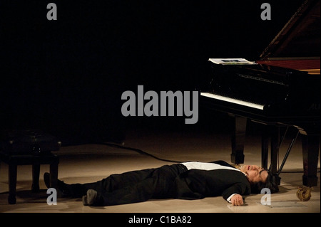 Igudesman & Joo un classico duo di musicisti la cui mostra combinare musica classica e cultura popolare concerto per pianoforte e violino Foto Stock