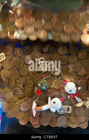 Monete in macchine da gioco d'azzardo a Whitby, nel North Yorkshire Foto Stock