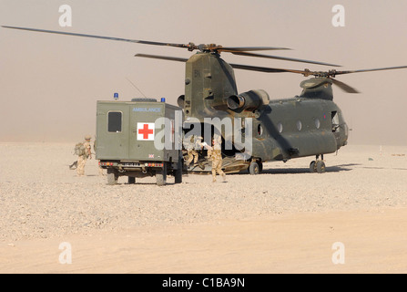 Lotta contro i medici sono addestrati militari che sono responsabili di fornire i primi aiuti e frontline trauma care sulla battaglia Foto Stock