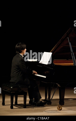 Igudesman & Joo un classico duo di musicisti la cui mostra combinare musica classica e cultura popolare concerto per pianoforte e violino Foto Stock