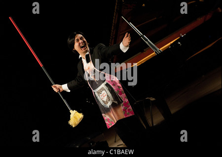 Igudesman & Joo un classico duo di musicisti la cui mostra combinare musica classica e cultura popolare concerto per pianoforte e violino Foto Stock