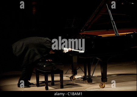 Igudesman & Joo un classico duo di musicisti la cui mostra combinare musica classica e cultura popolare concerto per pianoforte e violino Foto Stock