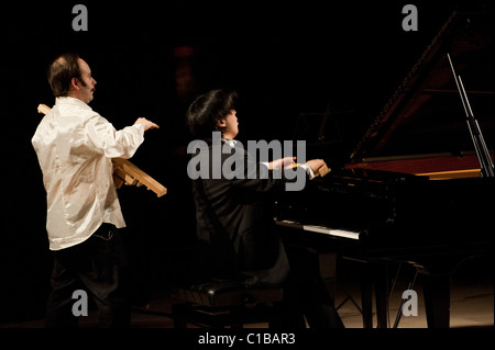Igudesman & Joo un classico duo di musicisti la cui mostra combinare musica classica e cultura popolare concerto per pianoforte e violino Foto Stock