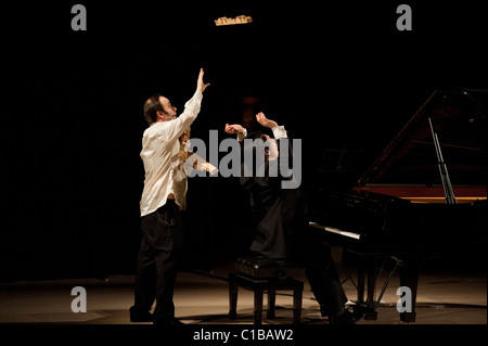 Igudesman & Joo un classico duo di musicisti la cui mostra combinare musica classica e cultura popolare concerto per pianoforte e violino Foto Stock