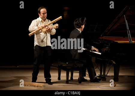 Igudesman & Joo un classico duo di musicisti la cui mostra combinare musica classica e cultura popolare concerto per pianoforte e violino Foto Stock