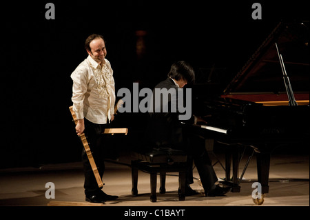 Igudesman & Joo un classico duo di musicisti la cui mostra combinare musica classica e cultura popolare concerto per pianoforte e violino Foto Stock
