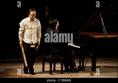 Igudesman & Joo un classico duo di musicisti la cui mostra combinare musica classica e cultura popolare concerto per pianoforte e violino Foto Stock
