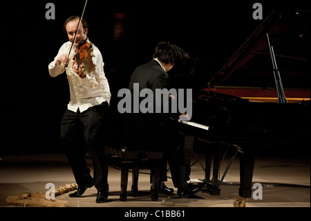 Igudesman & Joo un classico duo di musicisti la cui mostra combinare musica classica e cultura popolare concerto per pianoforte e violino Foto Stock