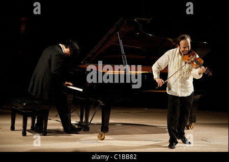 Igudesman & Joo un classico duo di musicisti la cui mostra combinare musica classica e cultura popolare concerto per pianoforte e violino Foto Stock