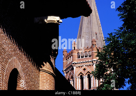 Francia, Haute Garonne, Toulouse, XVI secolo il museo Saint Raymond di Saint Sernin Basilica campanile in background Foto Stock