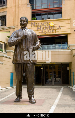 Statua di bronzo di Nelson Mandela a Nelson Mandela Square Sandton City South Africa Foto Stock