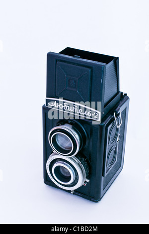 Vecchia fotocamera sovietica Lubitel 2 isolati su sfondo bianco Foto Stock