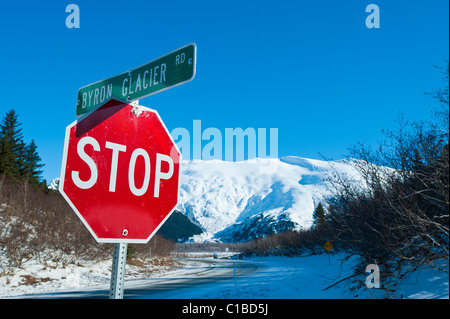 BYRON GLACIER cartello stradale e STOP nei pressi del lago di Portage Foto Stock