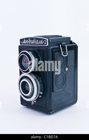 Vecchia fotocamera sovietica Lubitel 2 isolati su sfondo bianco Foto Stock