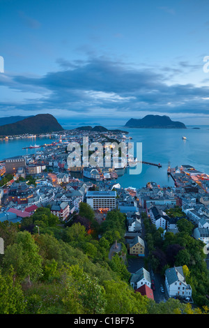Vista in elevazione su Alesund, Sunnmore, More og Romsdal, Norvegia Foto Stock