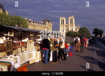 Persone di seconda mano libraio bouquiniste lungo quai lungo la Senna vicino a Place Saint-Michel città di Parigi Francia Europa Foto Stock